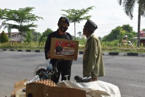 Personel Brimob Polda Riau Berbagi Jumat Barokah ke Masyarakat Kurang Mampu