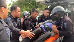 Aksi Heroik Personel Brimob Polda Riau Selamatkan Warga Kena Syaraf Kejepit di Jalan