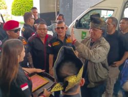 Ketua Umum GRIB Jaya Hercules Tiba Di Pekanbaru Disambut Dengan Pemberian Tanjak Khas Melayu